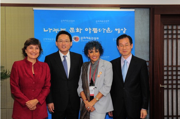 Anamarta de Pizarro participó como ponente principal en la II Conferencia de Arteducación de la UNESCO, realizada en Seúl (Corea)