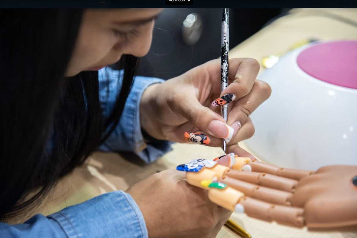 Más de 80 mujeres se batirán en un torneo que busca a las reinas de lascategorías: Mano alzada, Stamping de uñas, Nail Art y No polish en Bogotá